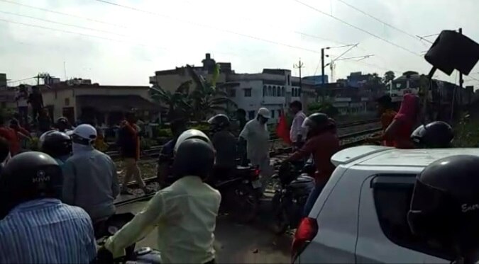 रेल की पटरियों के बीच दौड़ी बाइक, मौत को दावत दे रही ये लापरवाही.