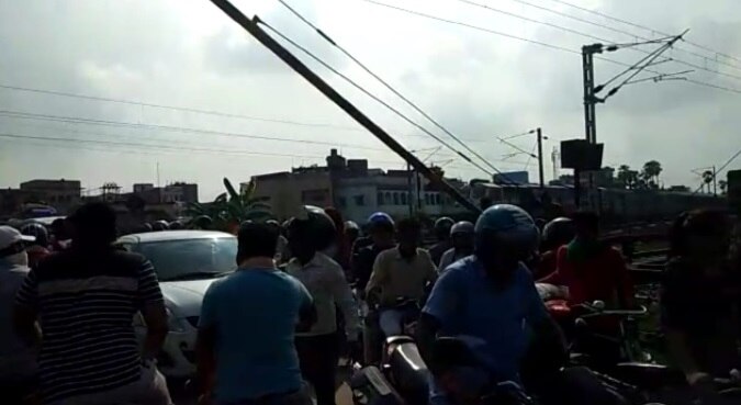  Chapra: रेल की पटरियों के बीच दौड़ी बाइक, मौत को दावत दे रही ये लापरवाही.