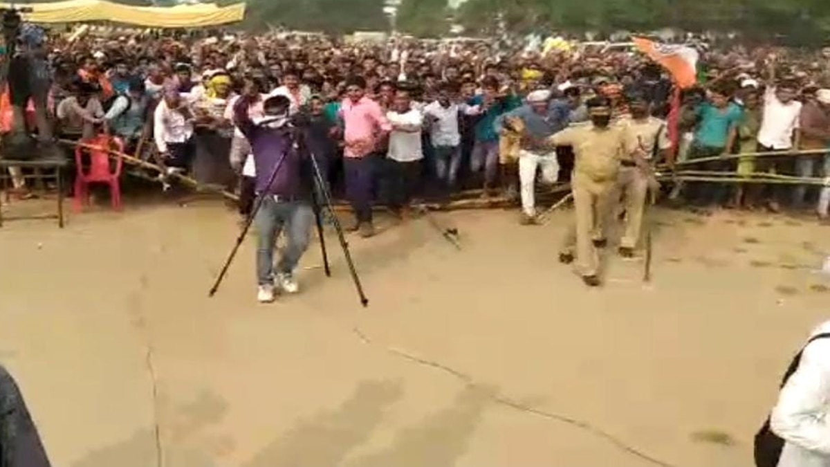 बैरिकेडिंग तोड़ तेजस्वी के पास पहुंची बेकाबू भीड़.