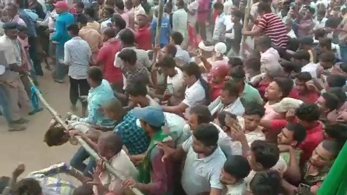 बैरिकेडिंग तोड़ तेजस्वी के पास पहुंची बेकाबू भीड़.