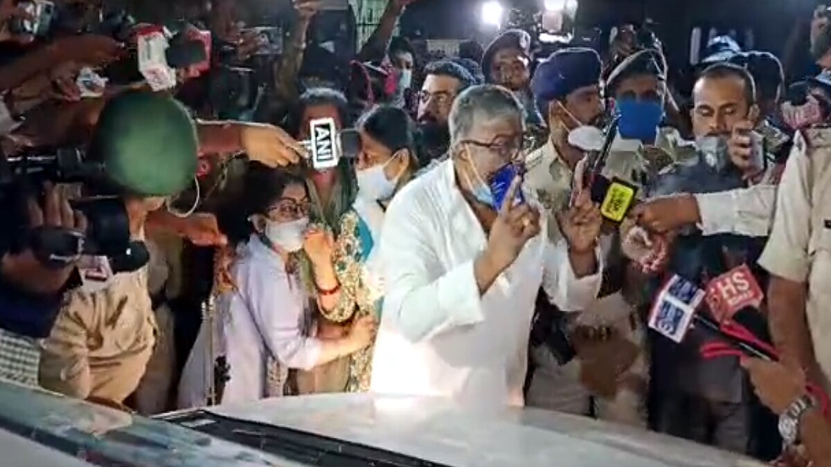 Ramvilas Paswan Daughter Son in law anil sadhu stopped at Patna Airport 