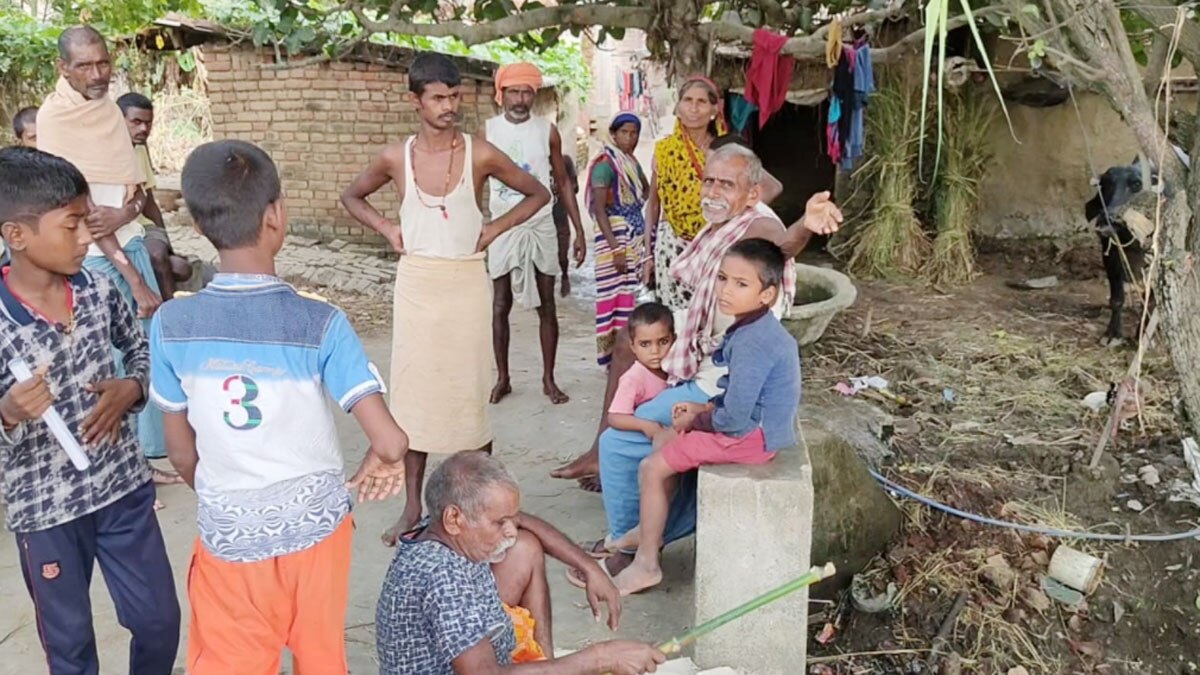 सीएम नीतीश कुमार के पैतृक गांव से महज 5 किलोमीटर की दूरी पर एक गांव हालात खराब (फोटो आजतक)