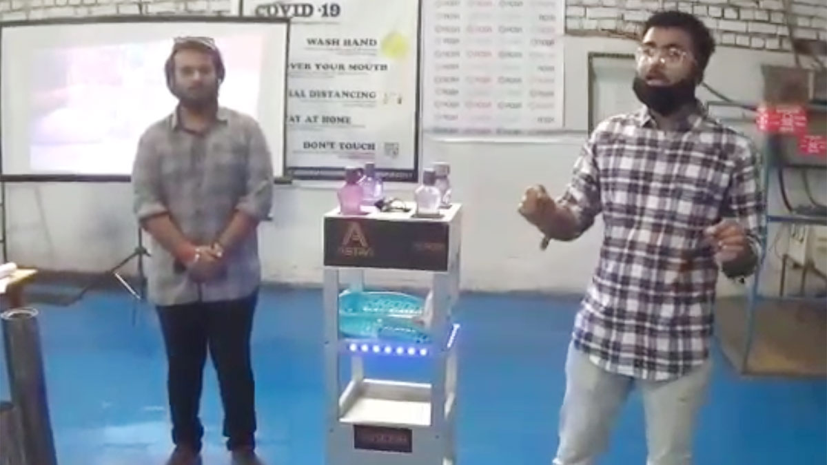 दो इंजीनियर भाइयों रोहित आनंद और साकेत आनंद ने बनाया रोबोट (फोटो आजतक)