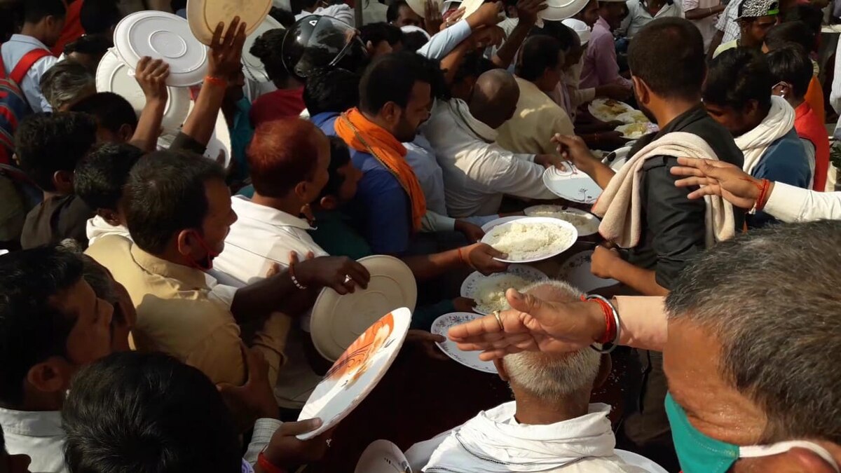 मंत्री जी का भाषण छोड़ खाना खाने टूट पड़ी भीड़.