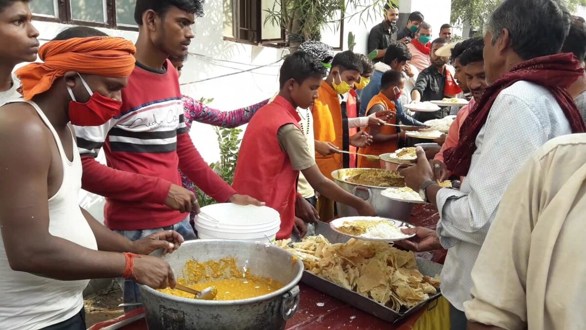 मंत्री जी का भाषण छोड़ खाना खाने टूट पड़ी भीड़.