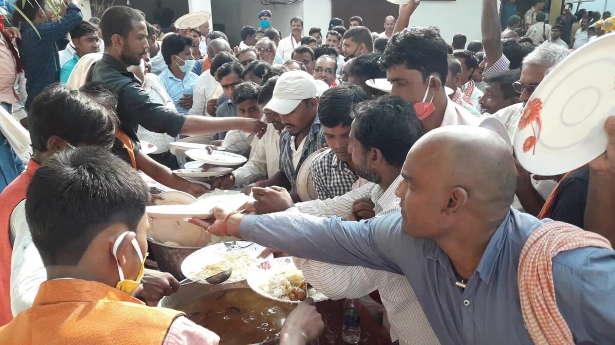 मंत्री जी का भाषण छोड़ खाना खाने टूट पड़ी भीड़.