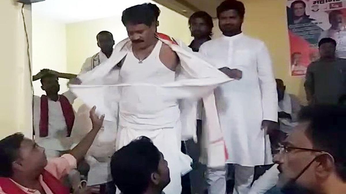 कांग्रेस प्रत्याशी ने फाड़ दिया अपना कुर्ता