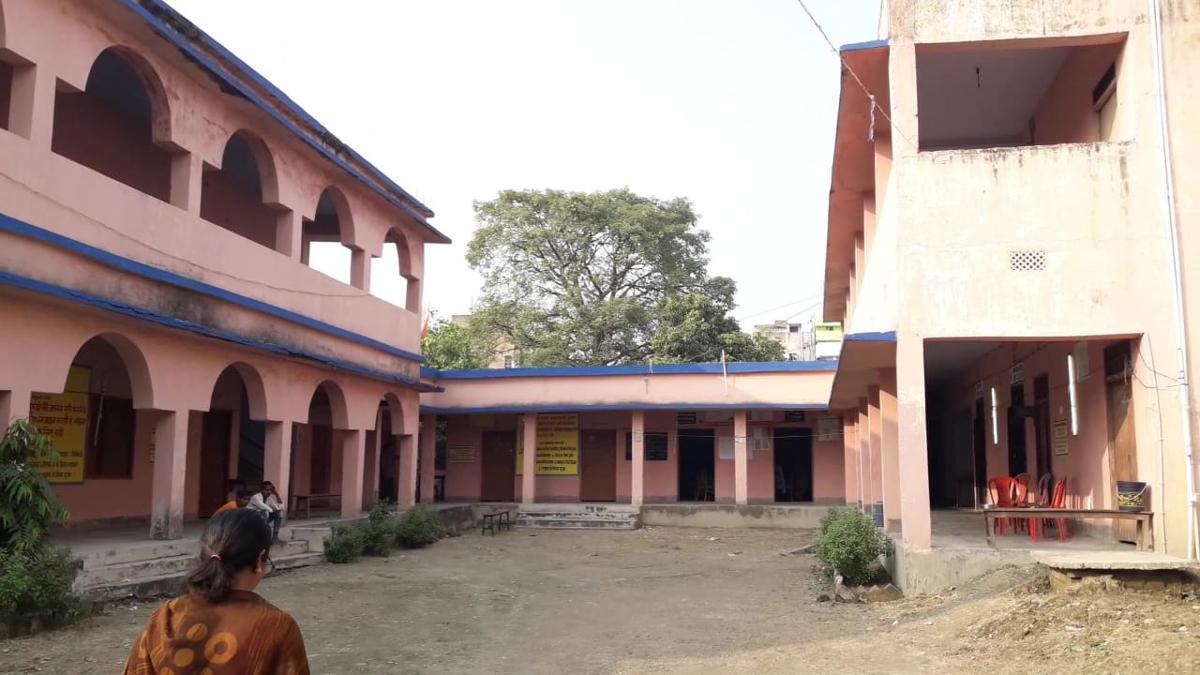 स्कूल में रखी 56 हजार कॉपियां स्ट्रांग रूम से गायब, स्कूल टीचर पर FIR. 