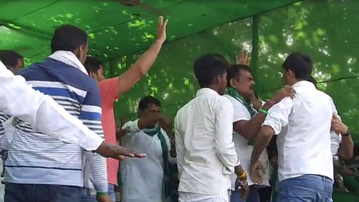 तेजस्वी यादव की जनसभा में मंच पर भिड़े नेता (फोटो आजतक)