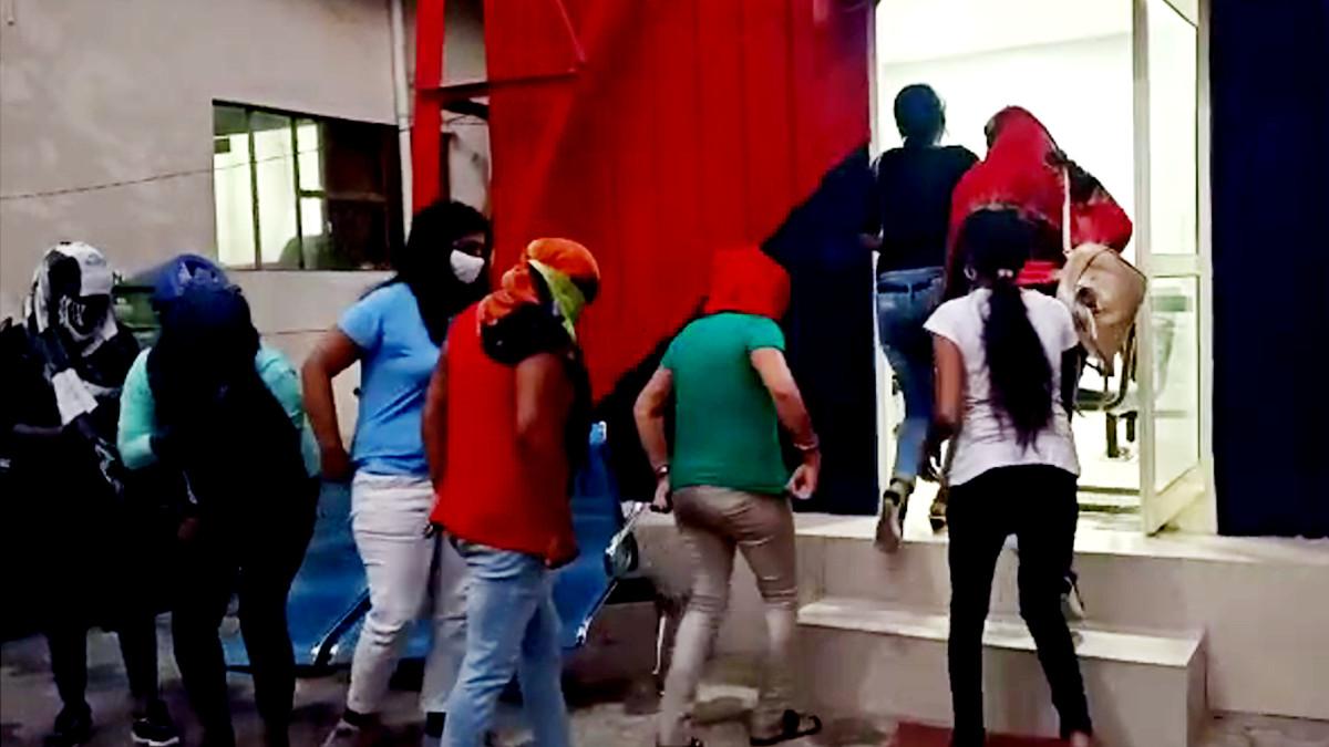 पुल‍िस की पकड़ में कॉलगर्ल.