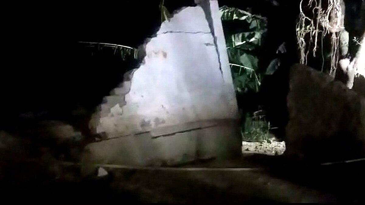 Temple and tree submerged in Mahi River Chhapra