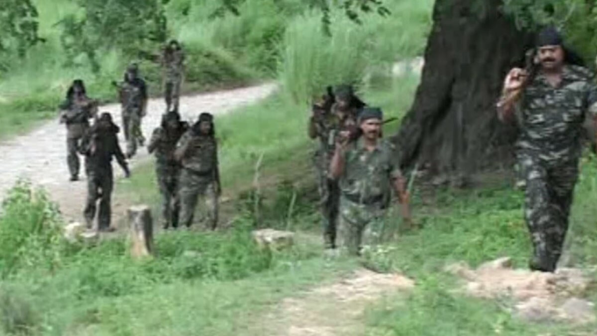 वोटिंग से पहले रोहतास का नक्सली क्षेत्र बना छावनी (फोटो आजतक)