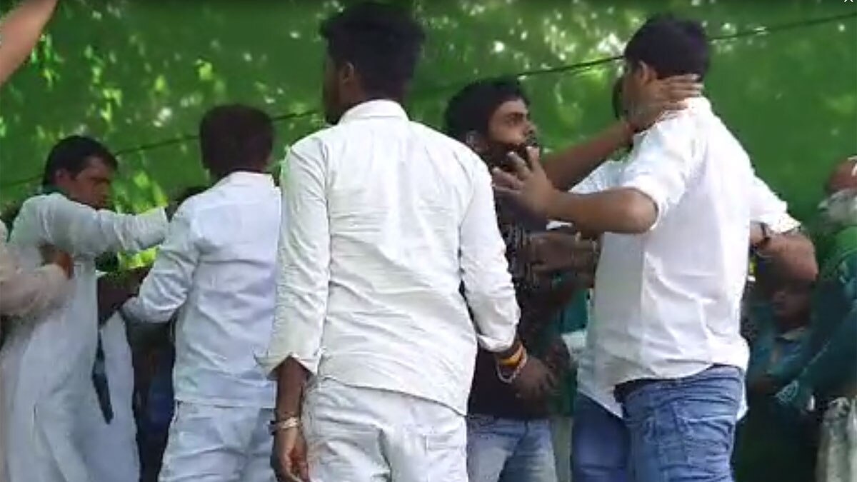 तेजस्वी यादव की जनसभा में मंच पर भिड़े नेता (फोटो आजतक)