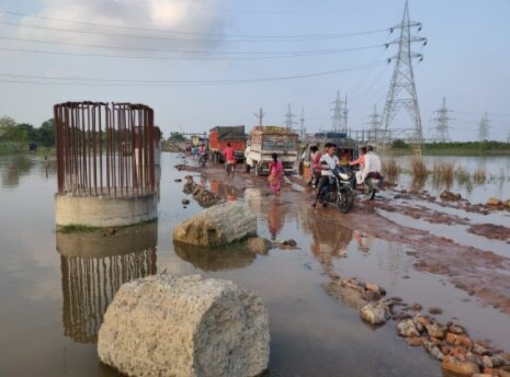 4 फीट बाढ़ के पानी में डूबा स्टेट हाईवे,  जान जोखिम में डालकर सड़क पार कर रहे लोग.