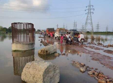 4 फीट बाढ़ के पानी में डूबा स्टेट हाईवे,  जान जोखिम में डालकर सड़क पार कर रहे लोग.