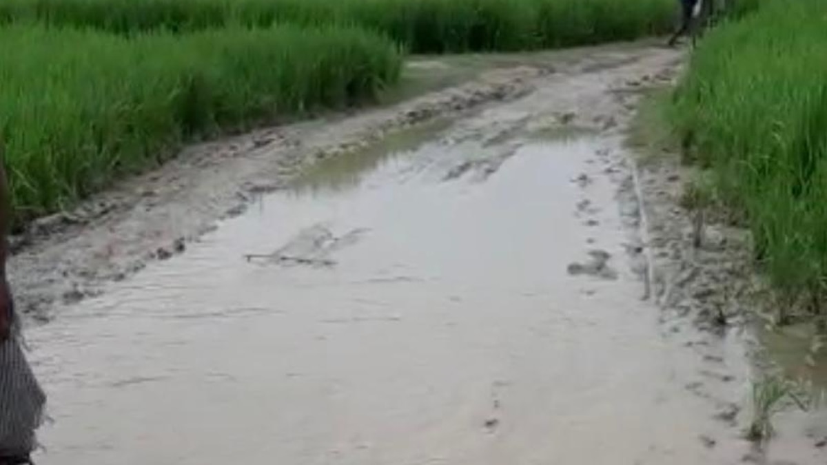 सड़क न बनने के चलते ग्रामीणों में आक्रोश.