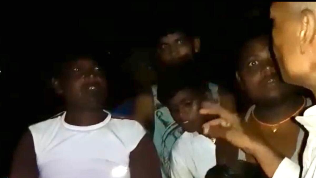 सड़क न बनने के चलते ग्रामीणों में आक्रोश.