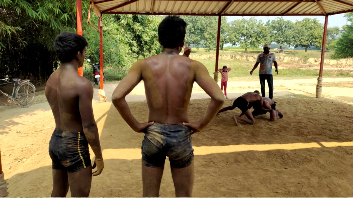 वाराणसी के एक शख्स ने गांव के बच्चोंं को कुश्ती के लिए अपना खेत गिरवी रख दिया.