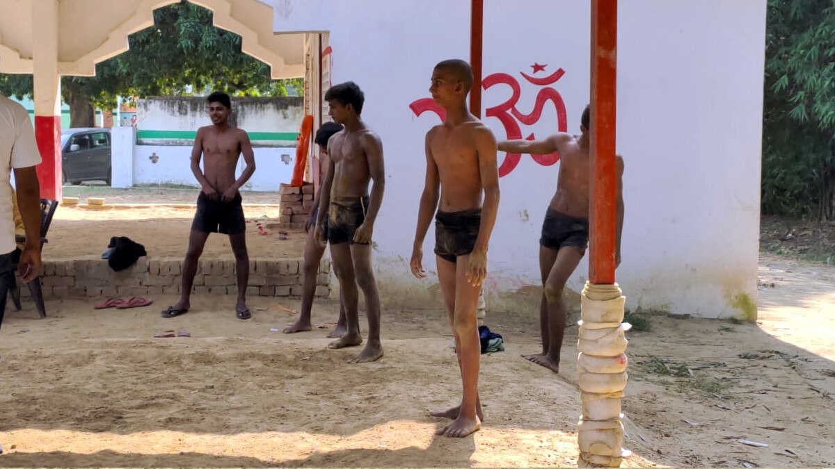 वाराणसी के एक शख्स ने गांव के बच्चोंं को कुश्ती के लिए अपना खेत गिरवी रख दिया.