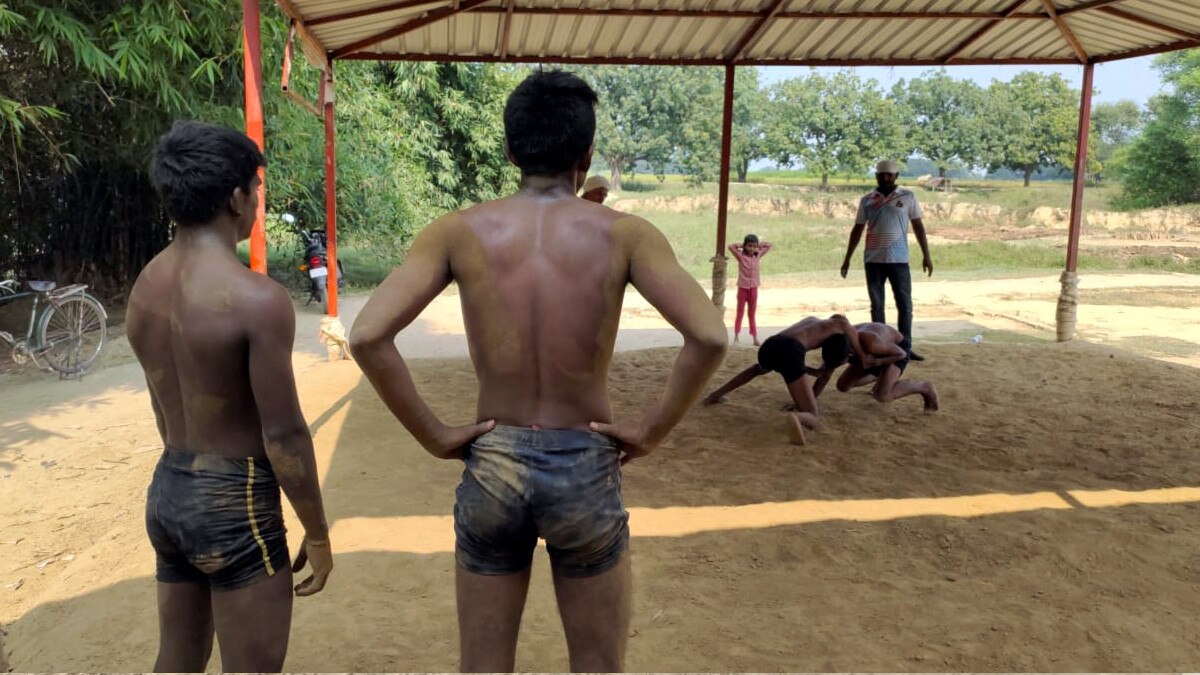 वाराणसी के एक शख्स ने गांव के बच्चोंं को कुश्ती के लिए अपना खेत गिरवी रख दिया.