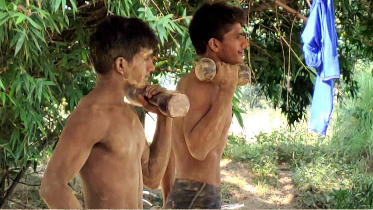 वाराणसी के एक शख्स ने गांव के बच्चोंं को कुश्ती के लिए अपना खेत गिरवी रख दिया.