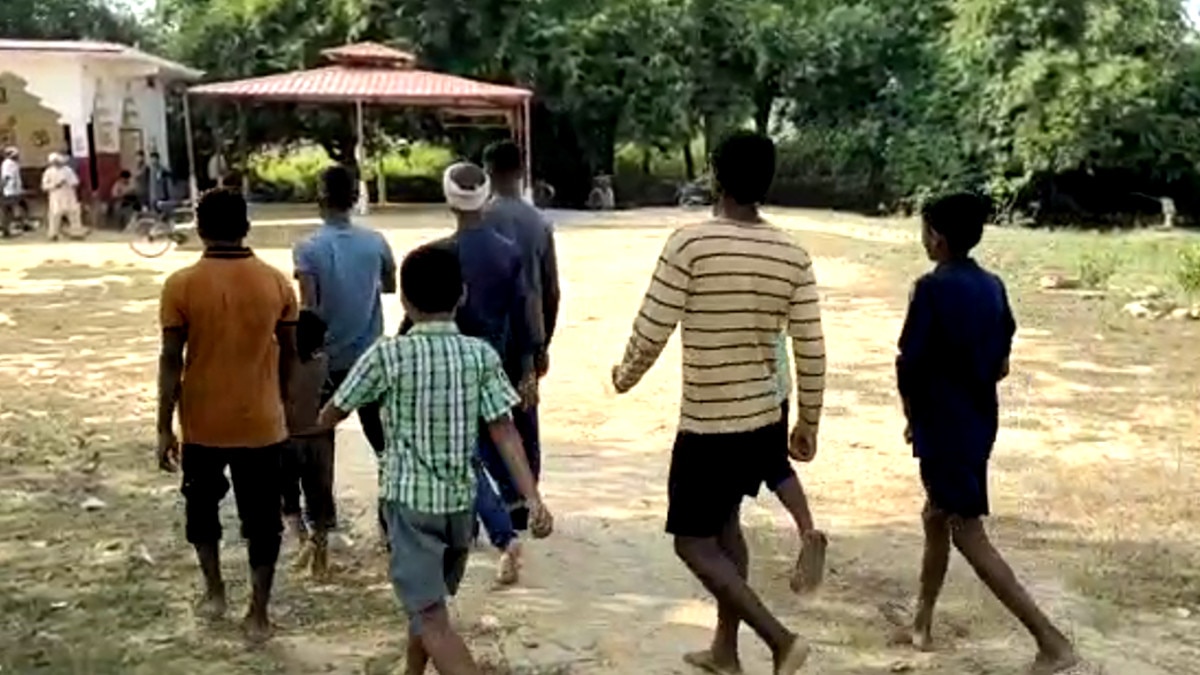 वाराणसी के एक शख्स ने गांव के बच्चोंं को कुश्ती के लिए अपना खेत गिरवी रख दिया.