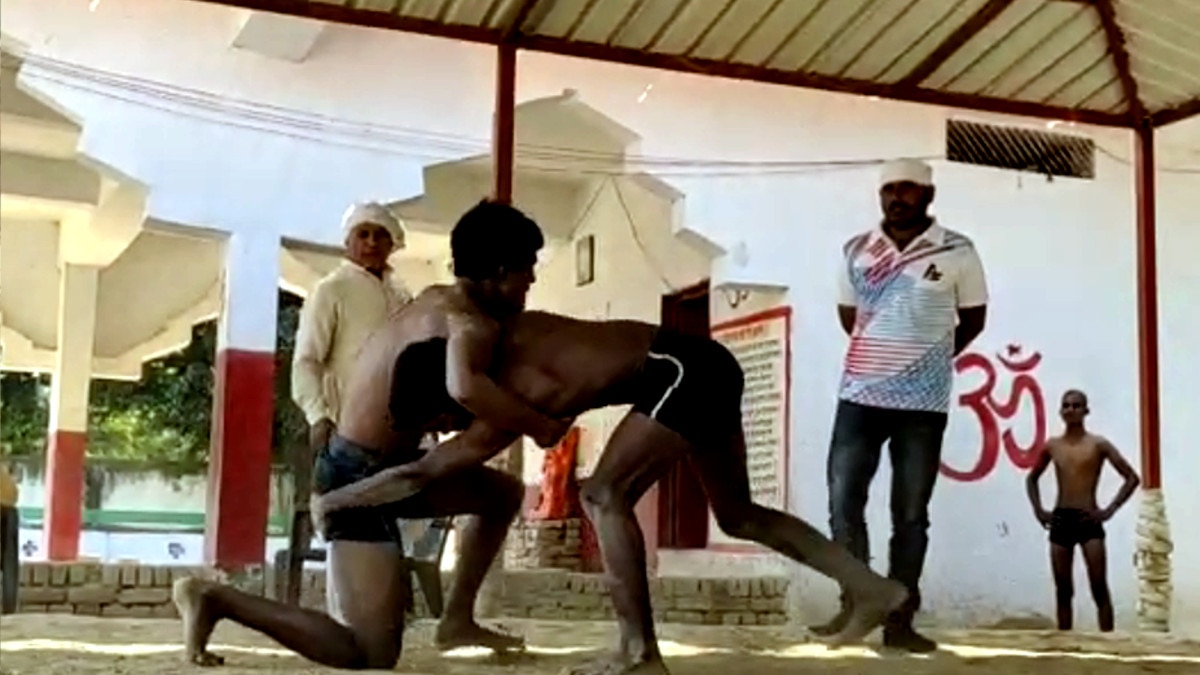 वाराणसी के एक शख्स ने गांव के बच्चोंं को कुश्ती के लिए अपना खेत गिरवी रख दिया.