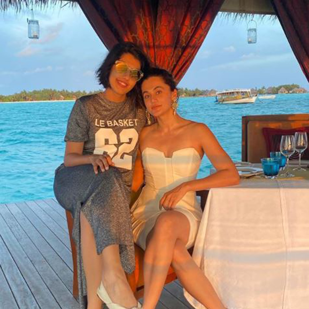 तापसी पन्नू बहन शगुन पन्नू के साथ