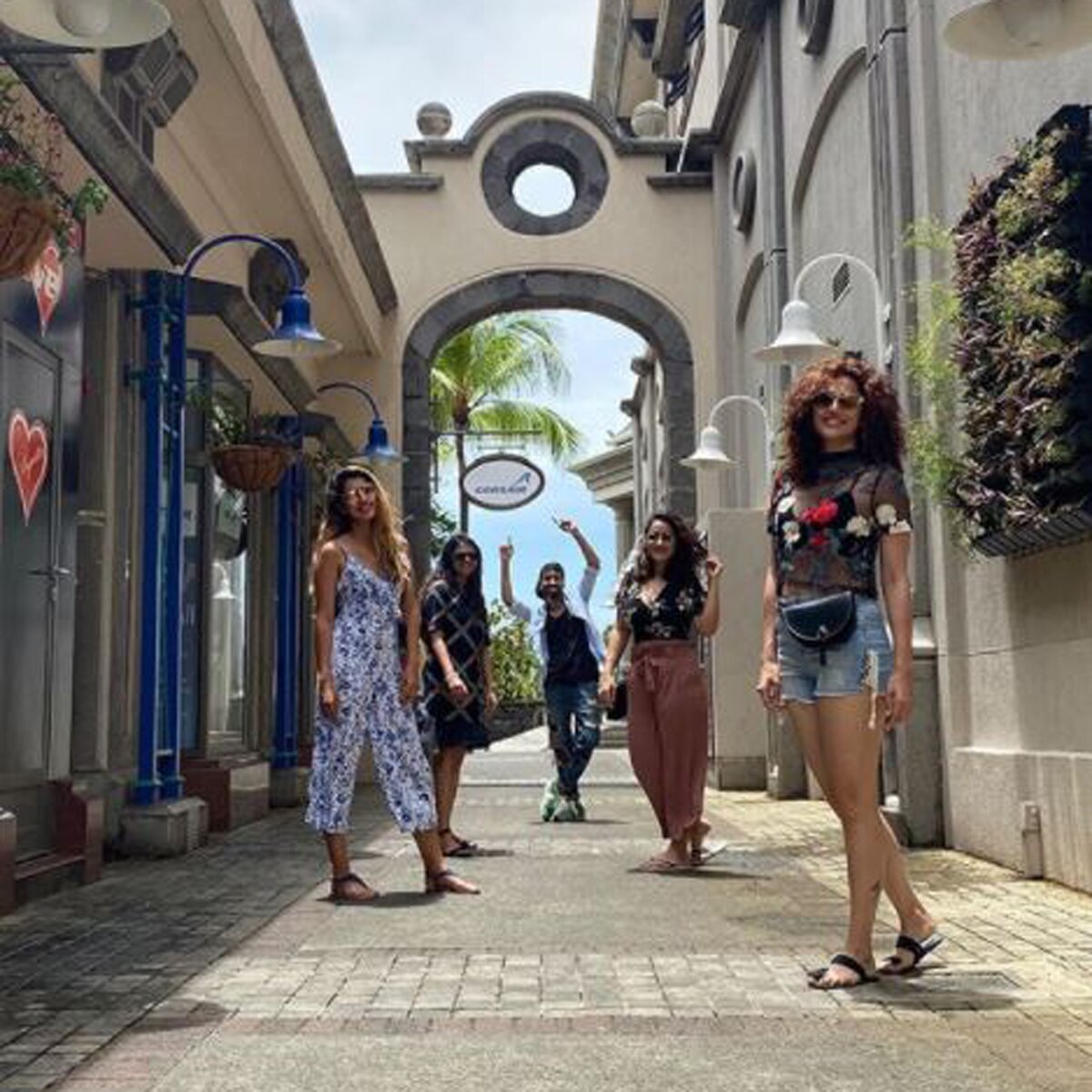 गर्ल गैंग के साथ तापसी पन्नू