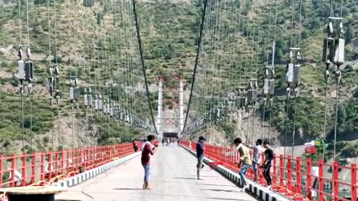 टिहरी झील पर बना देश का सबसे लंबा मोटरेबल संस्पेशन ब्रिज.