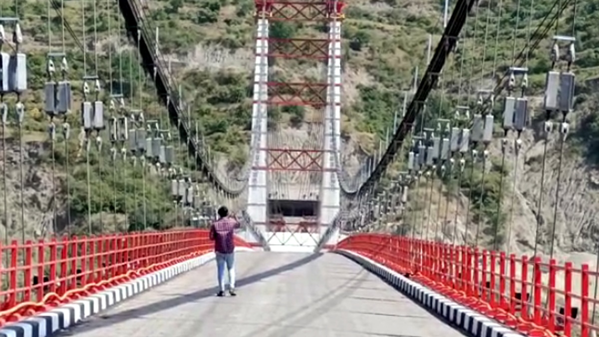 टिहरी झील पर बना देश का सबसे लंबा मोटरेबल संस्पेशन ब्रिज.