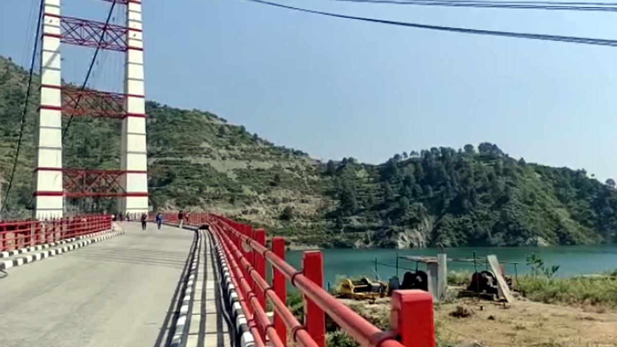 टिहरी झील पर बना देश का सबसे लंबा मोटरेबल संस्पेशन ब्रिज.