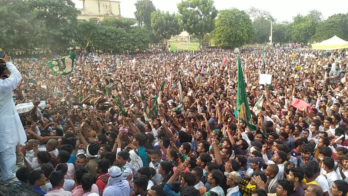 बैरिकेडिंग तोड़ तेजस्वी के पास पहुंची बेकाबू भीड़.