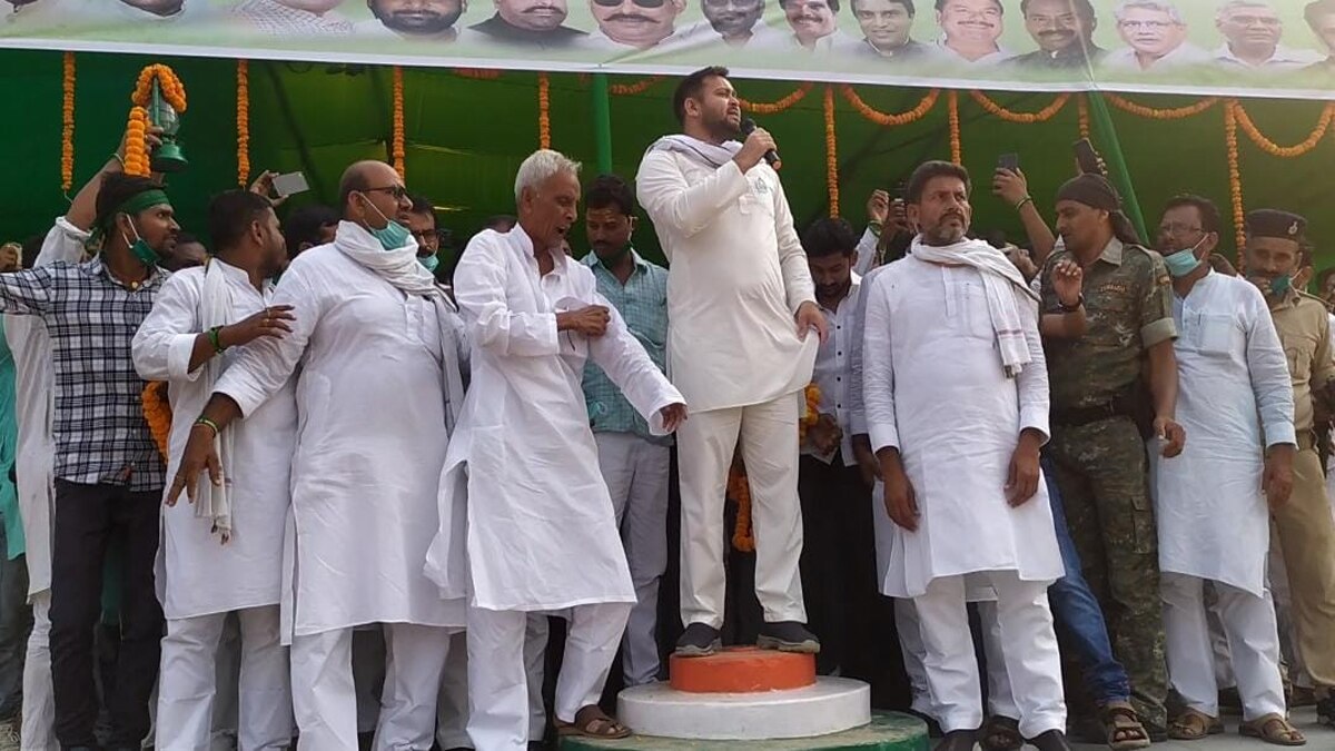 बैरिकेडिंग तोड़ तेजस्वी के पास पहुंची बेकाबू भीड़.