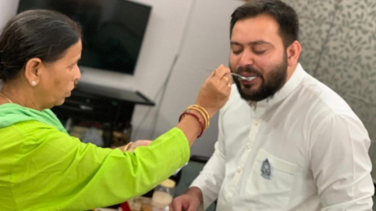 अपनी मां के साथ तेजस्वी यादव