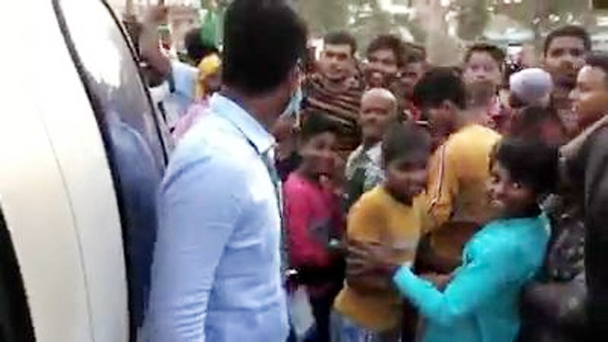 crowd reaches Tejaswi Yadav helicopter