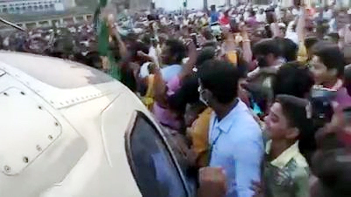 crowd reaches Tejaswi Yadav helicopter