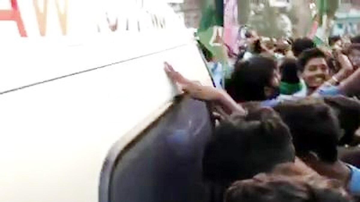 crowd reaches Tejaswi Yadav helicopter