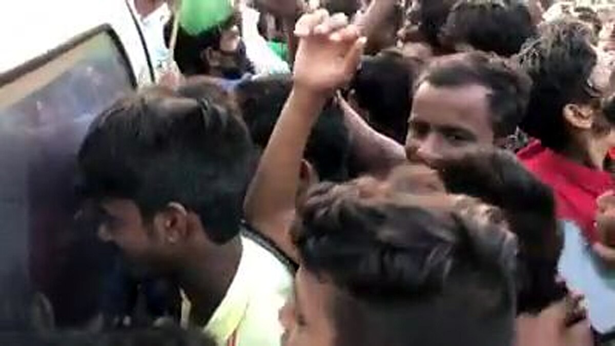 crowd reaches Tejaswi Yadav helicopter