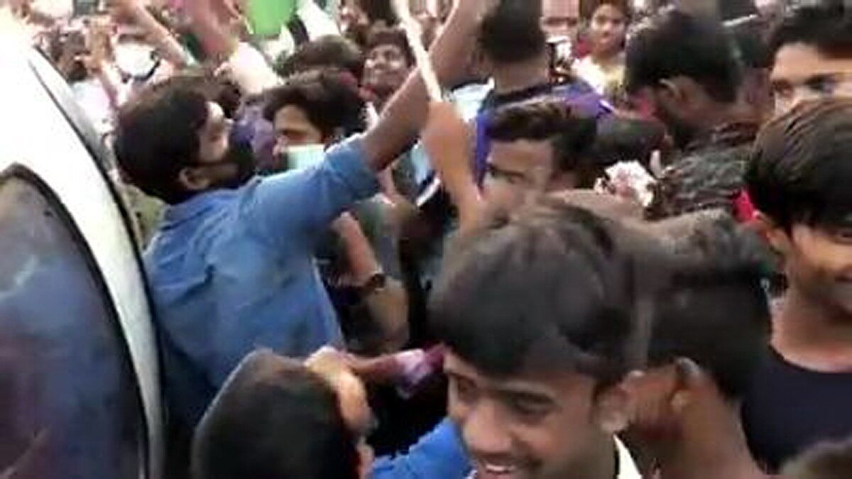 crowd reaches Tejaswi Yadav helicopter