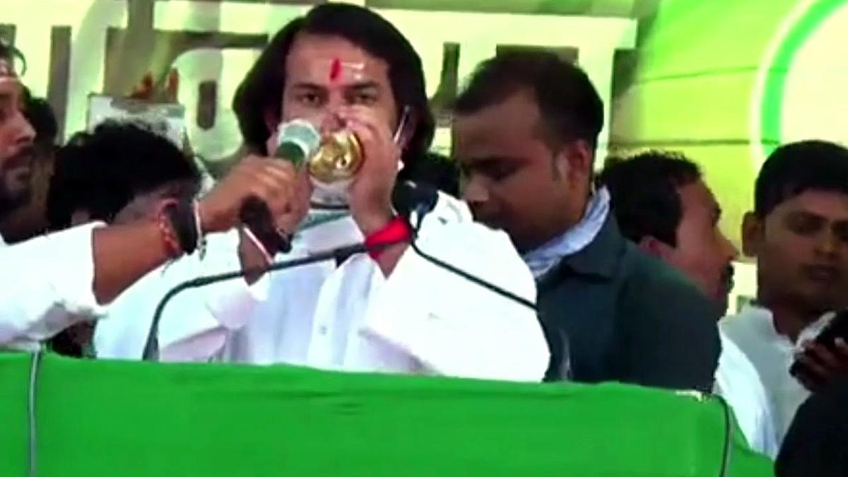 Tejpratap blows Shell Shankh to Welcome Tejaswi 