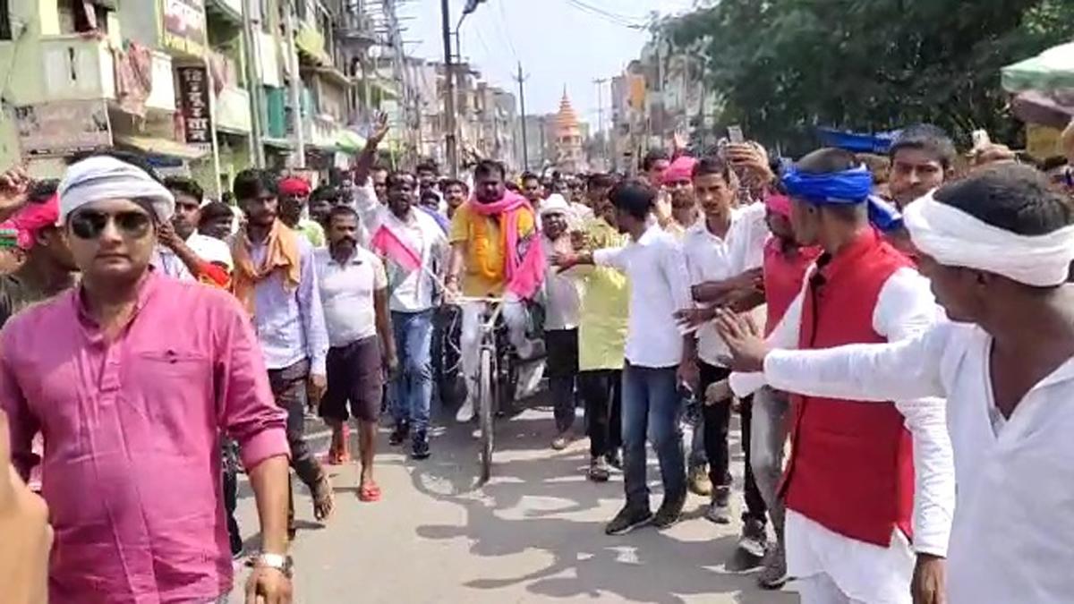 रामचंद्र यादव दो किलोमीटर ठेला चलाते हुए अपने समर्थकों के साथ नॉमिनेशन कार्यालय पहुंचे.