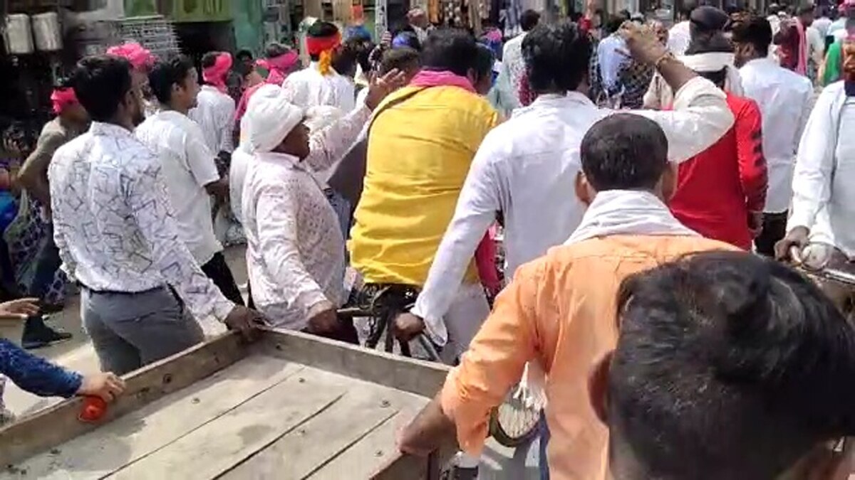  रामचंद्र यादव दो किलोमीटर ठेला चलाते हुए अपने समर्थकों के साथ नॉमिनेशन कार्यालय पहुंचे.