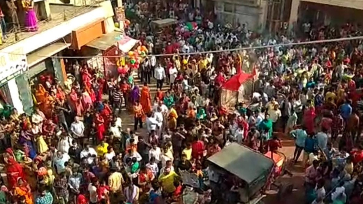 भक्तों ने नम आखों से दी मां दुर्गा को विदाई (फोटो आजतक)