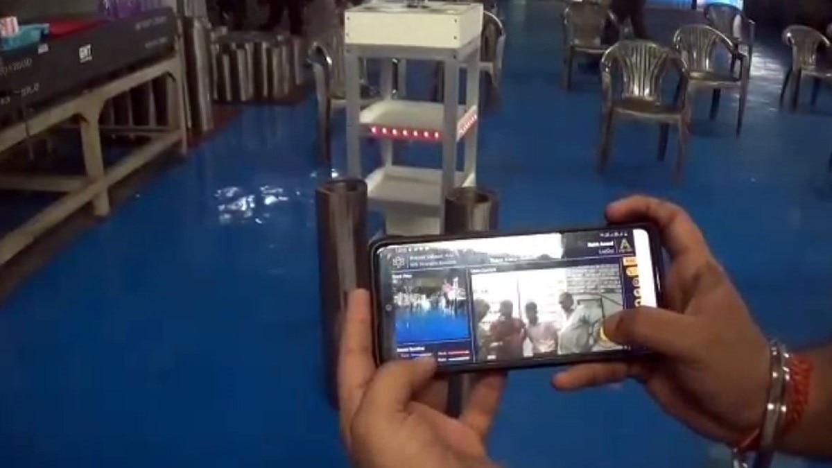 दो इंजीनियर भाइयों रोहित आनंद और साकेत आनंद ने बनाया रोबोट (फोटो आजतक)