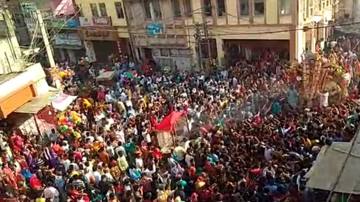 भक्तों ने नम आखों से दी मां दुर्गा को विदाई (फोटो आजतक)