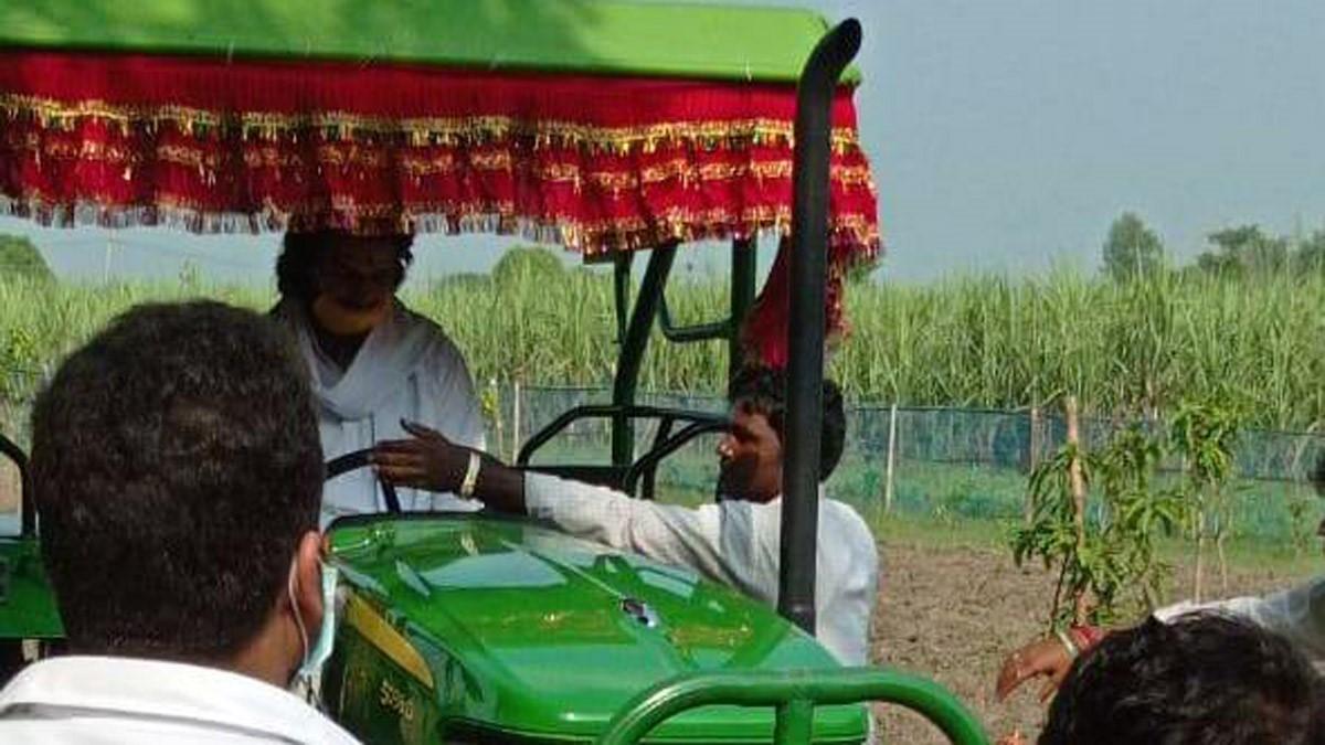 तेज प्रताप यादव ने खेत में चलाया ट्रैक्टर (फोटो आजतक)