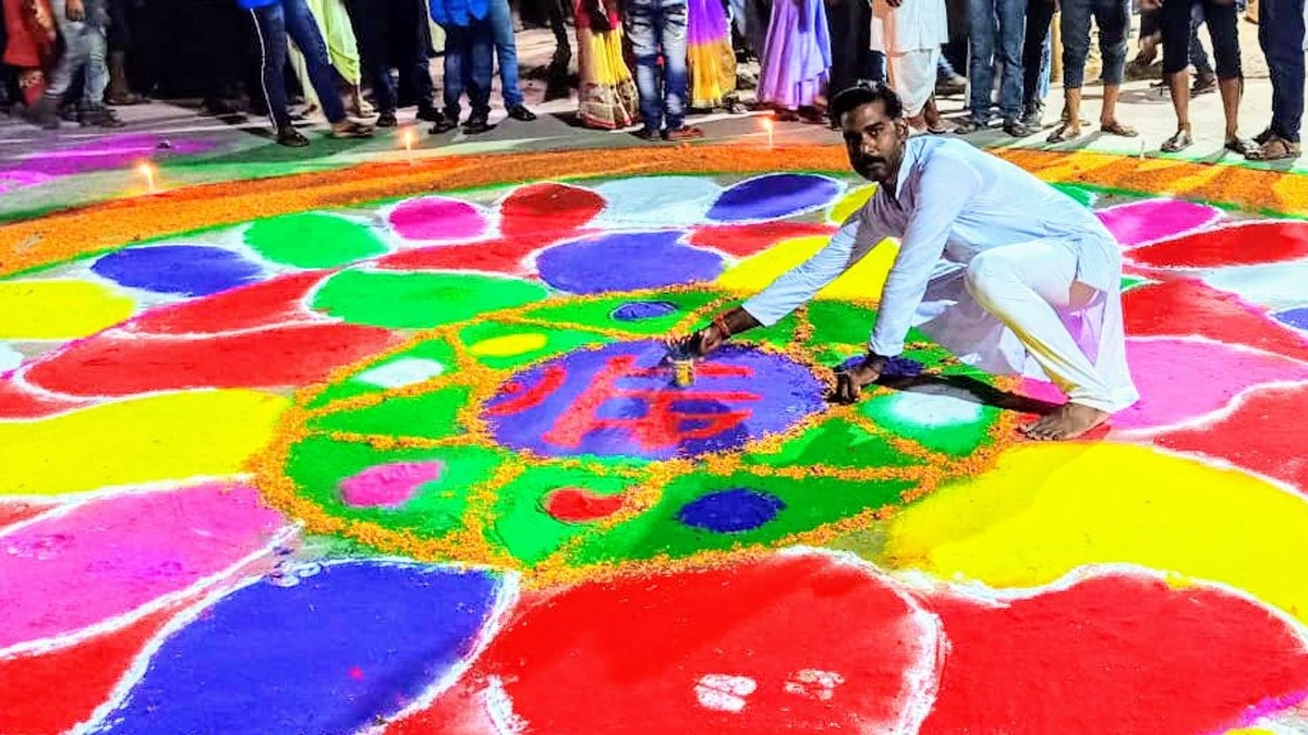 भक्तों ने नम आखों से दी मां दुर्गा को विदाई (फोटो आजतक)