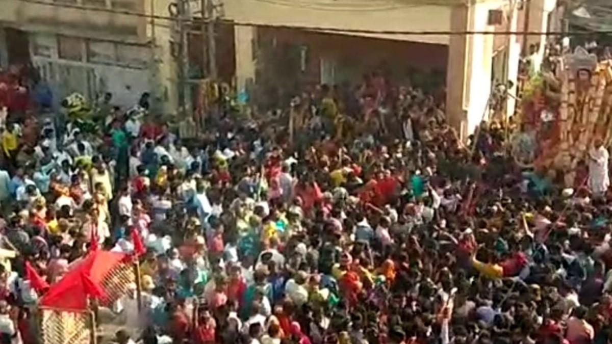 भक्तों ने नम आखों से दी मां दुर्गा को विदाई (फोटो आजतक)