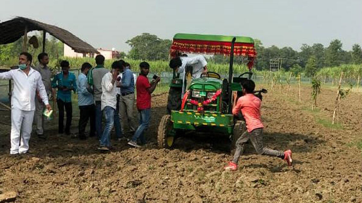 तेज प्रताप यादव ने खेत में चलाया ट्रैक्टर (फोटो आजतक)